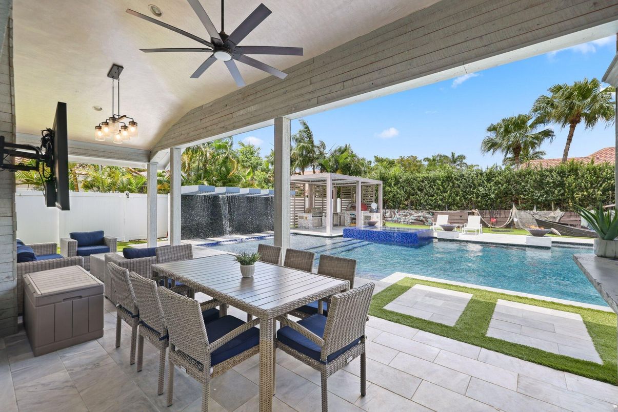 Exterior, Pool
