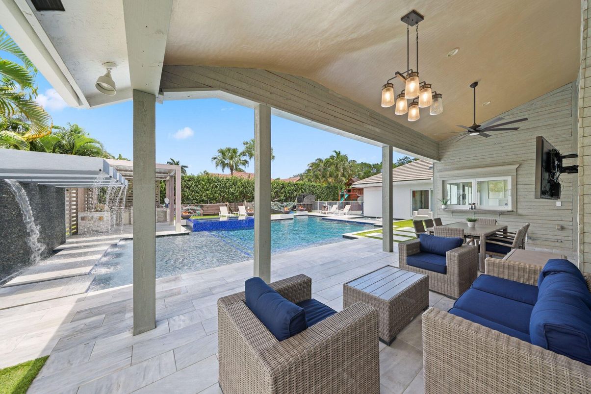 Exterior, Pendant Lights, Pool