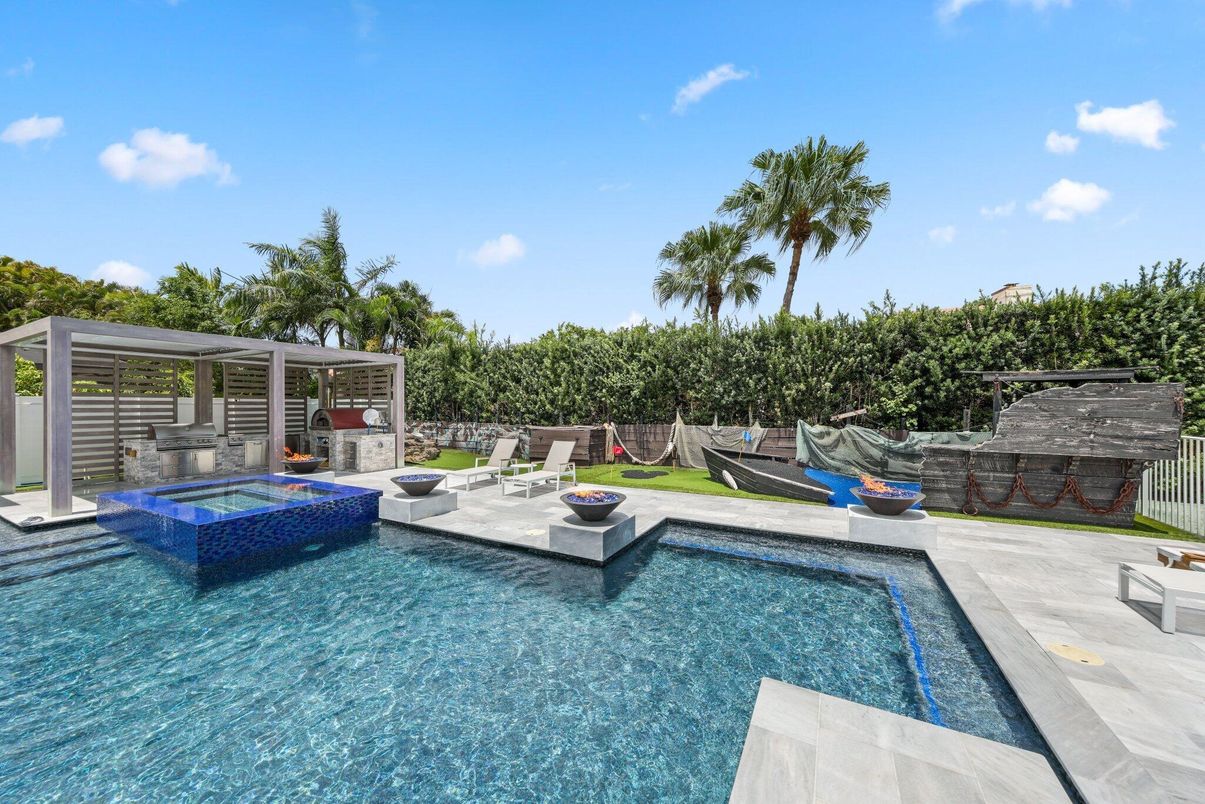 Exterior, Pool