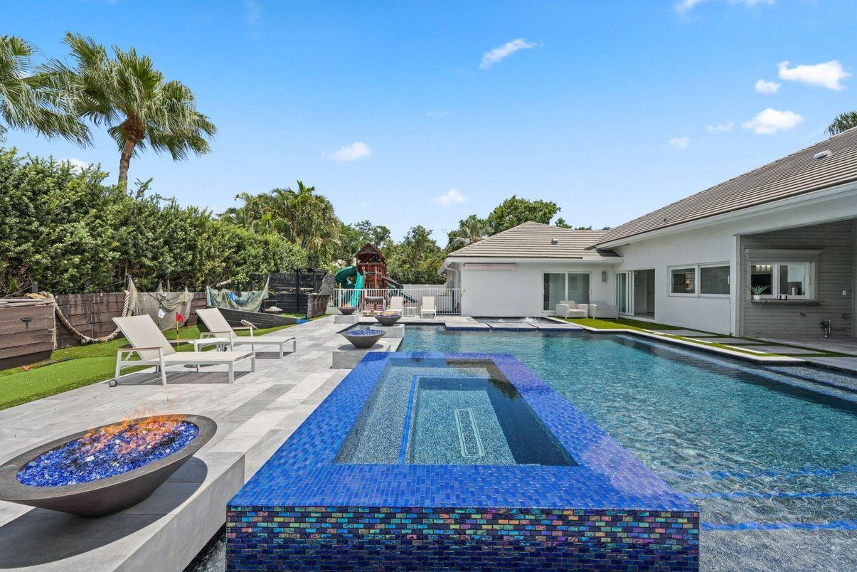 Exterior, Playground, Pool
