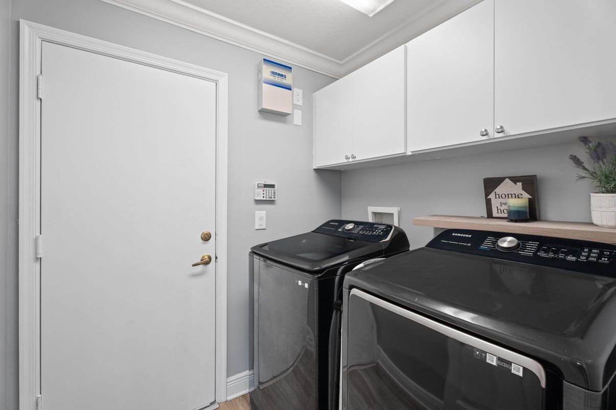 Interior, Washer, Wood Texture Flooring