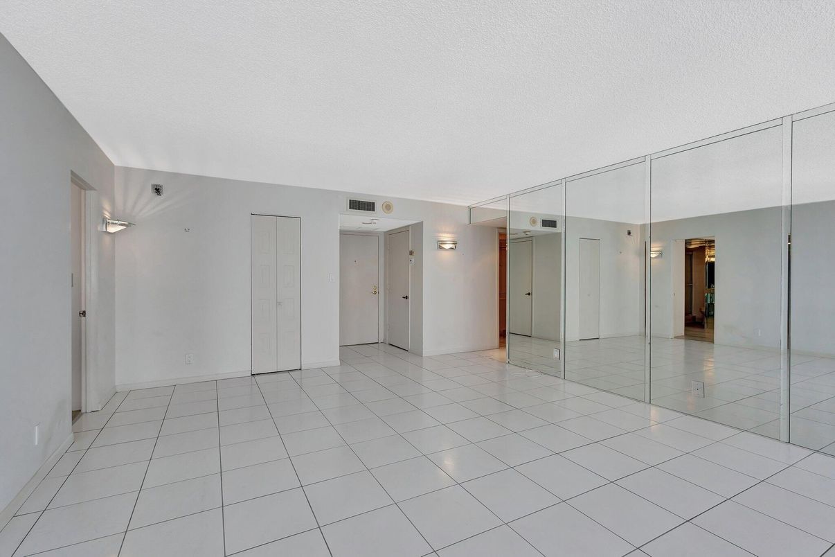 Empty room, Interior