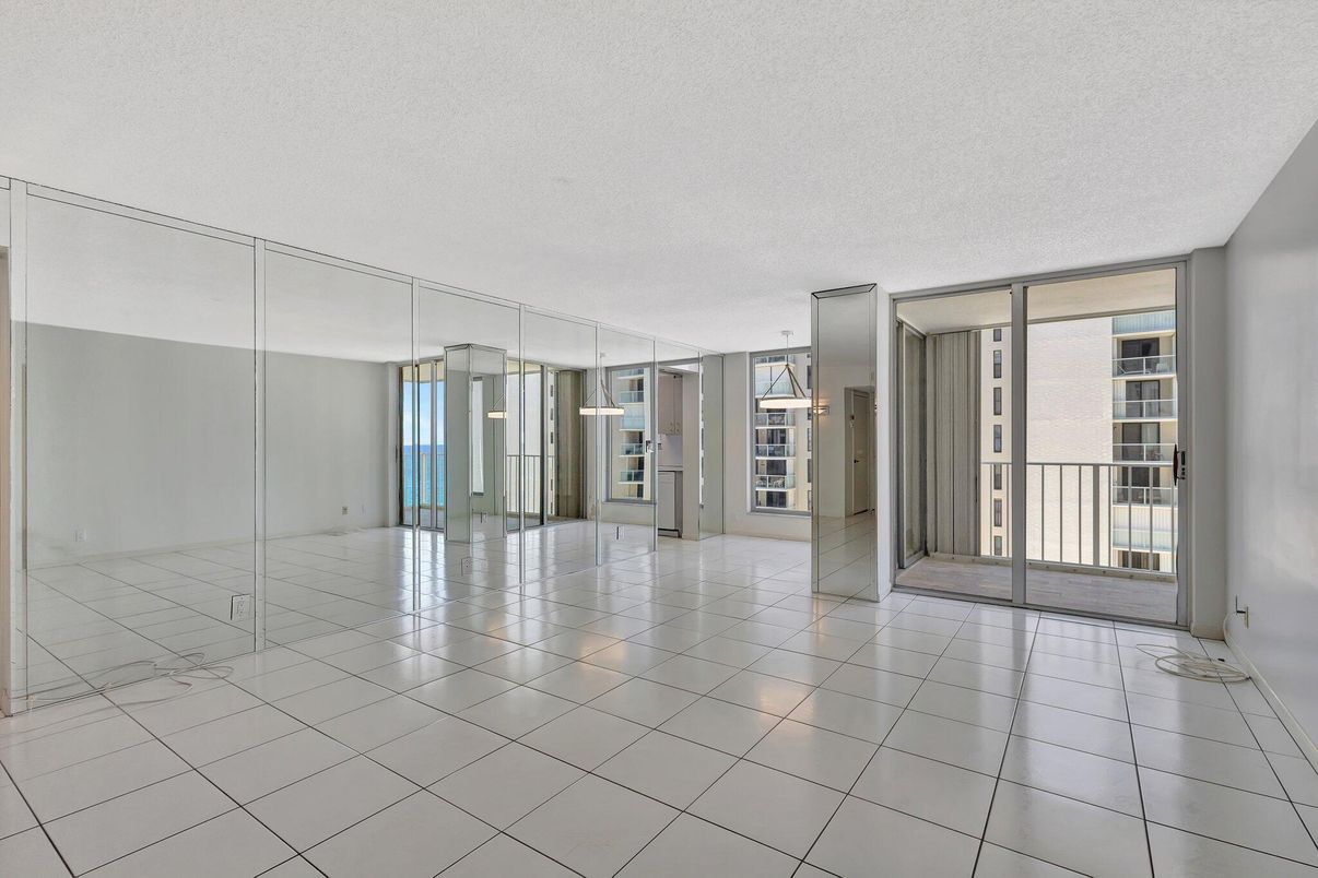 Empty room, Interior