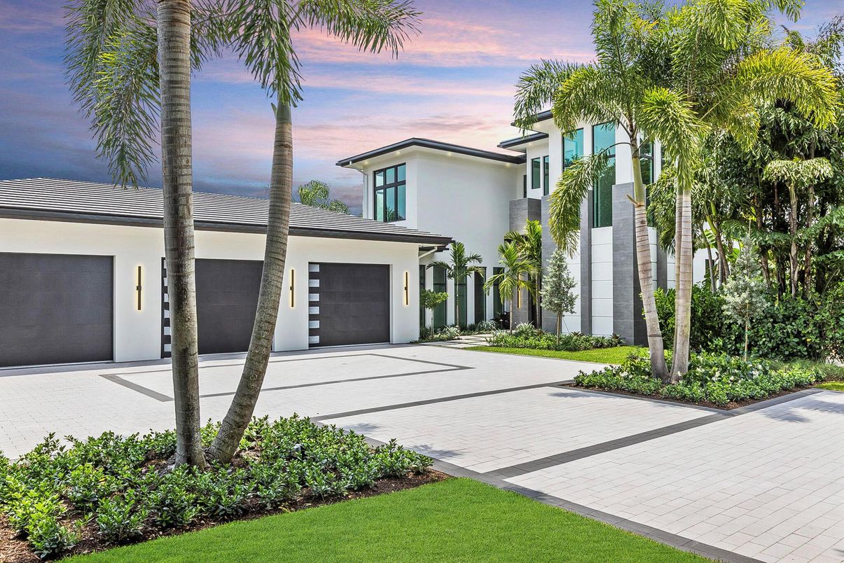 Attached, Exterior, Facade, Mediterranean