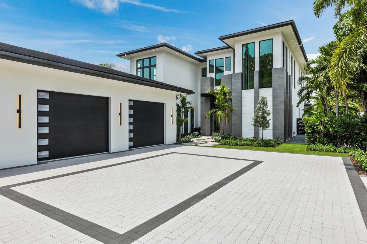 Attached, Exterior, Facade, Modern