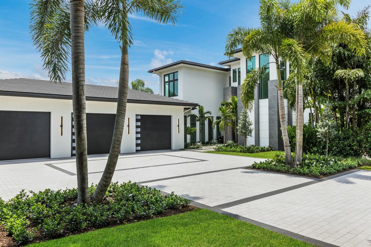 Attached, Exterior, Facade, Mediterranean