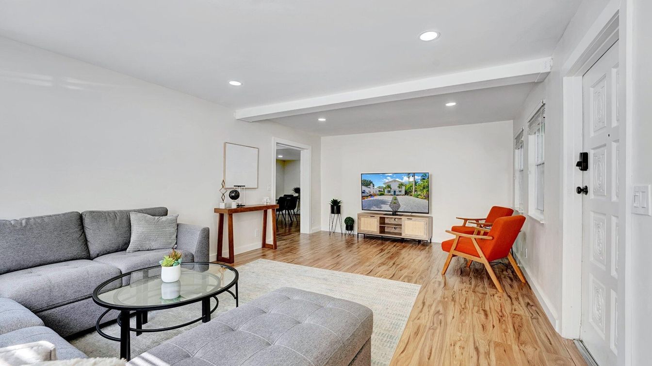 Interior, Living room, Recessed Lighting, Wood Texture Flooring