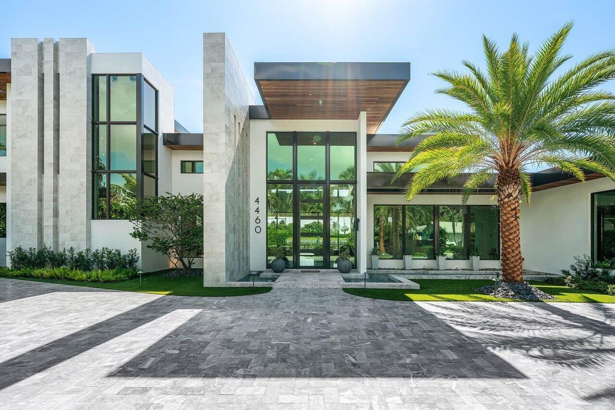Exterior, Facade, Modern