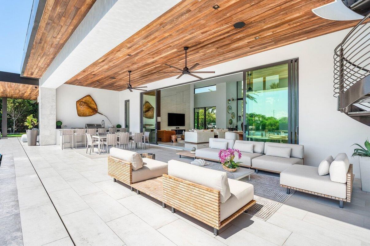 Exterior, Living room, Wooden Ceilings