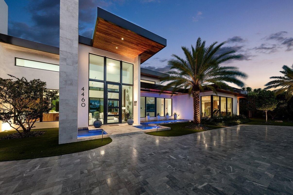 Backyard, Exterior, Facade, Modern