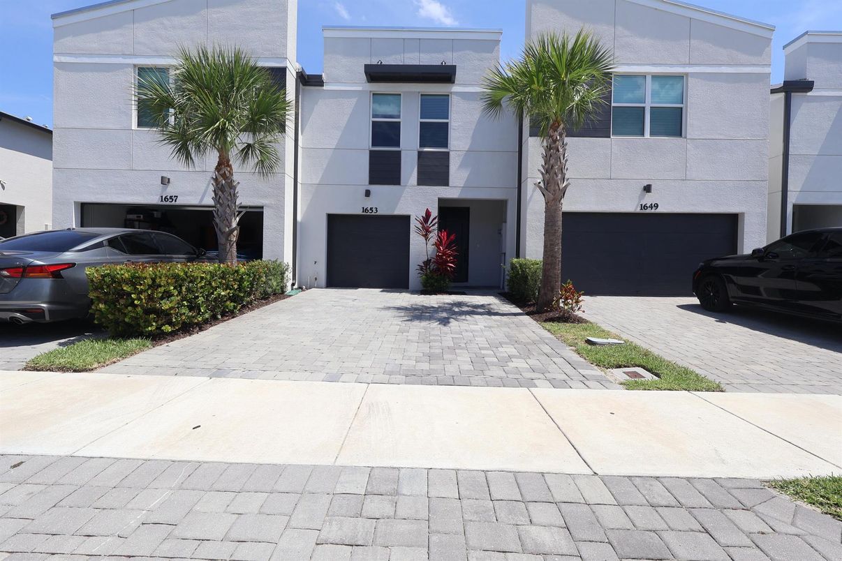 Attached, Exterior, Facade, Modern