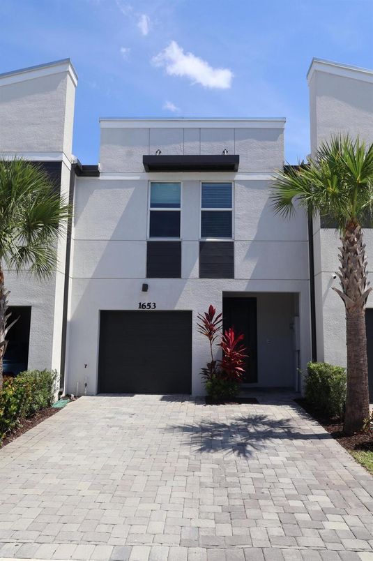 Attached, Exterior, Facade, Modern