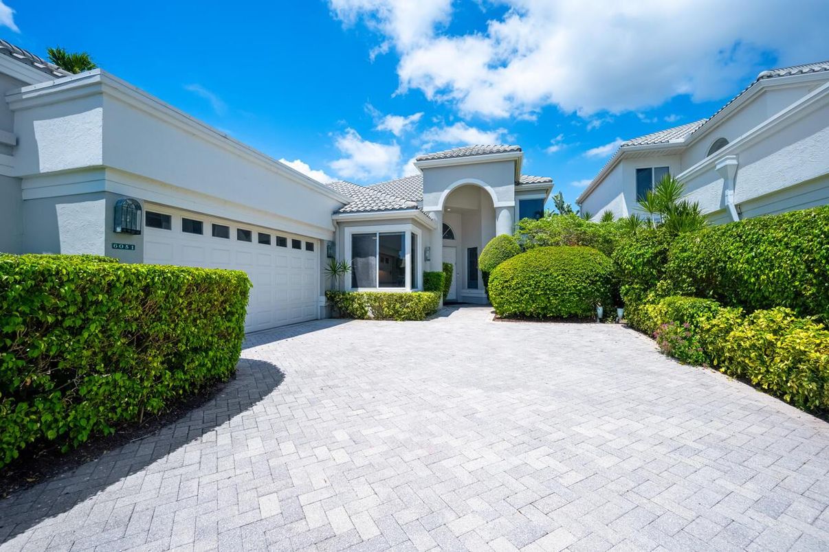 Attached, Exterior, Facade, Mediterranean