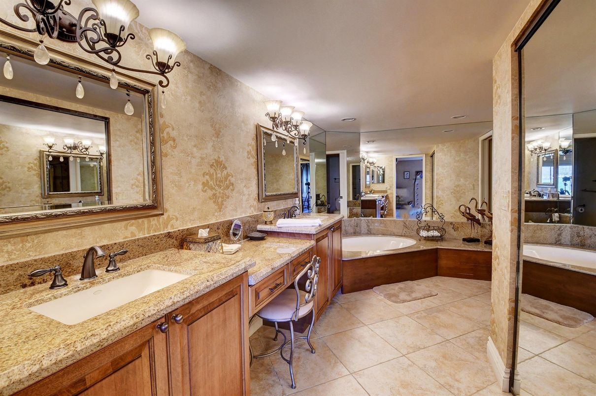 Bathroom, Dual Sink Vanities, Interior, Recessed Lighting
