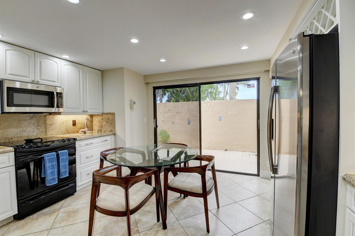 Dining room, Interior, Kitchen, Recessed Lighting, Stainless Steel Appliances