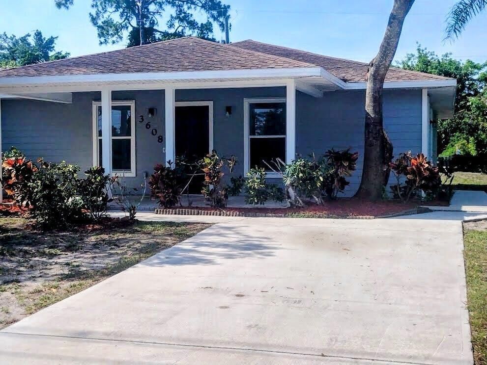 Exterior, Facade, Ranch