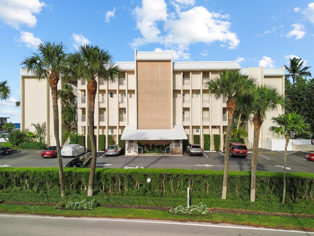Exterior, Facade, Modern