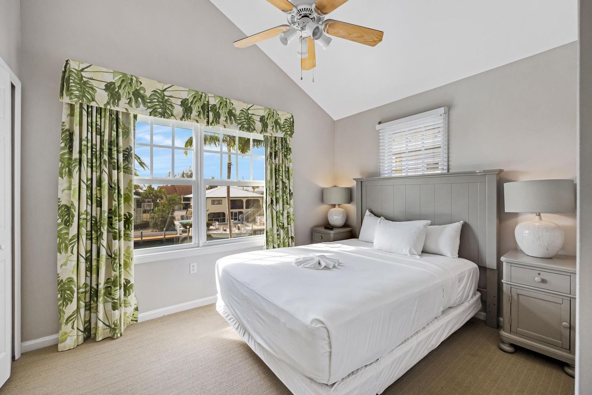 Bedroom, Interior, Water