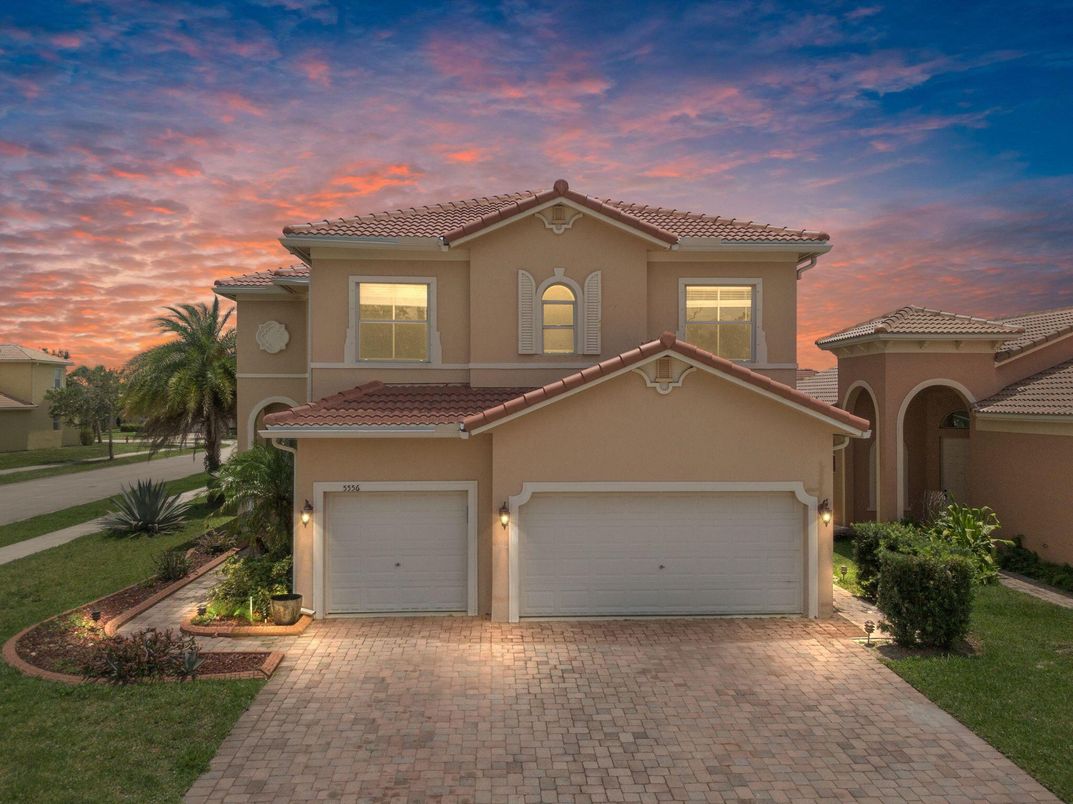Attached, Exterior, Facade, Mediterranean