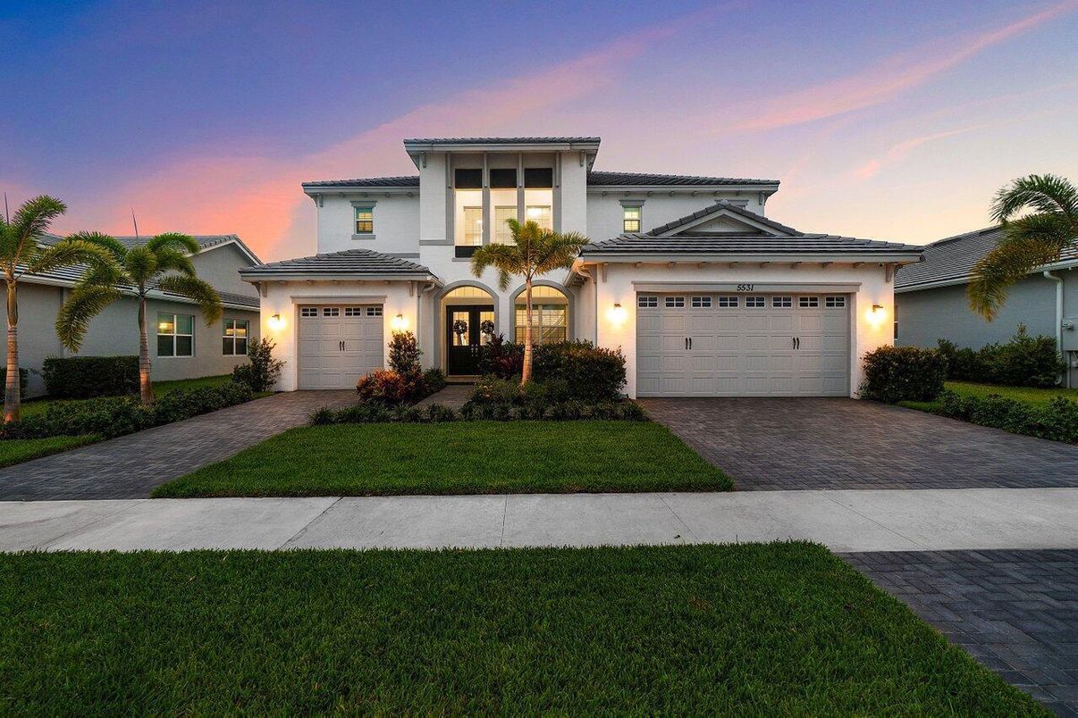 Attached, Exterior, Facade, Mediterranean