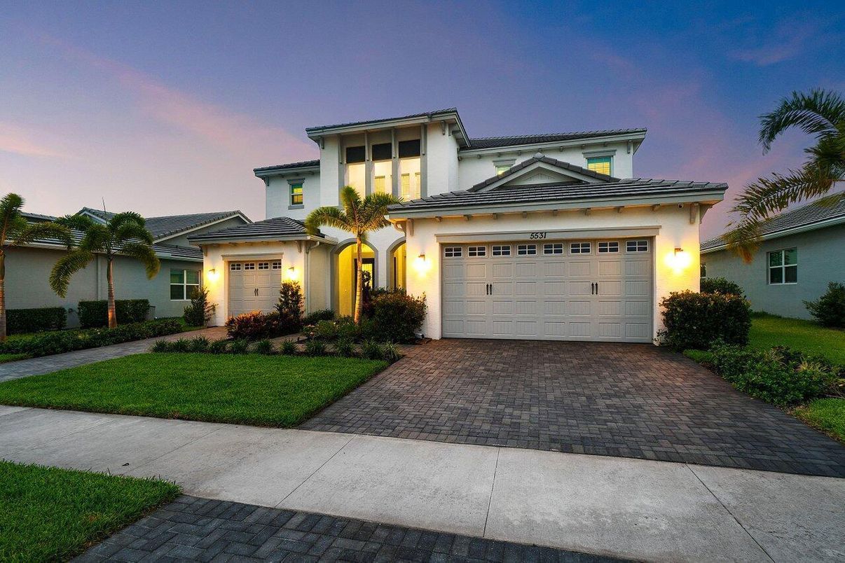 Attached, Exterior, Facade, Mediterranean