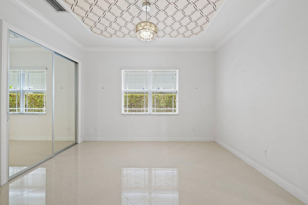 Empty room, Interior