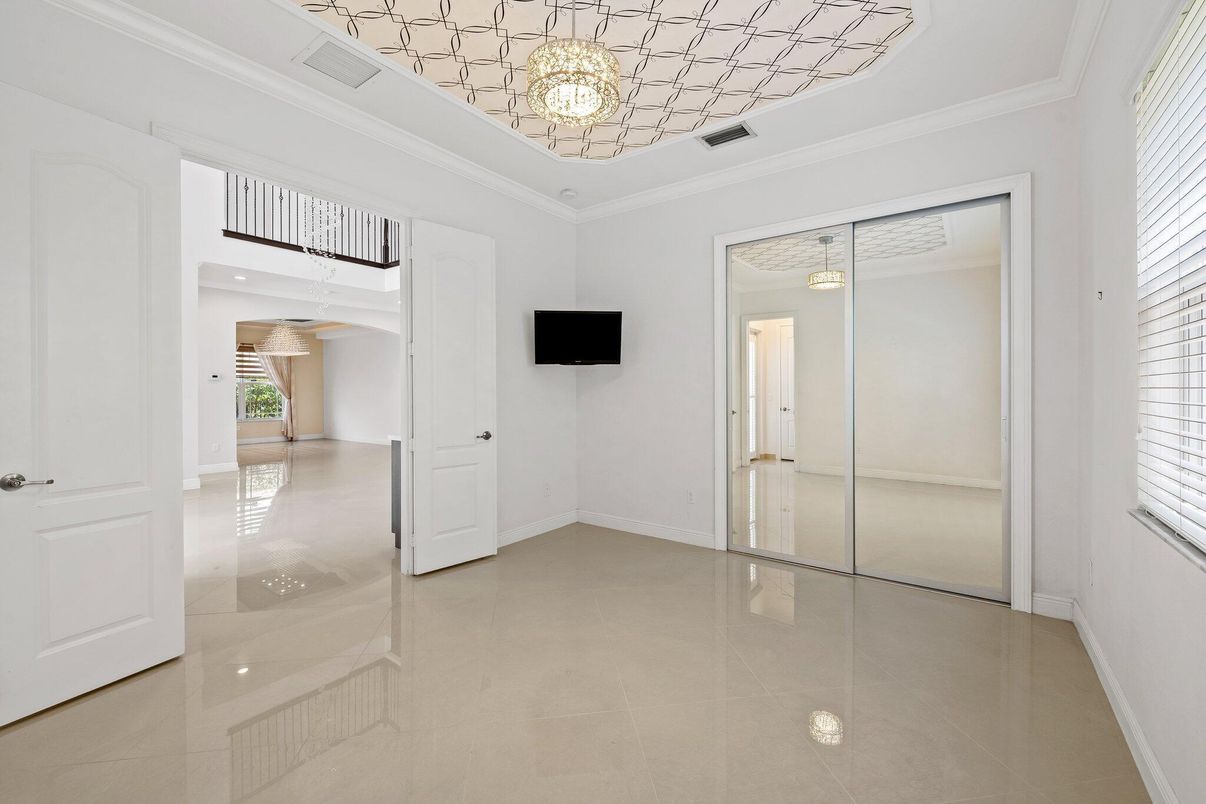 Empty room, Interior