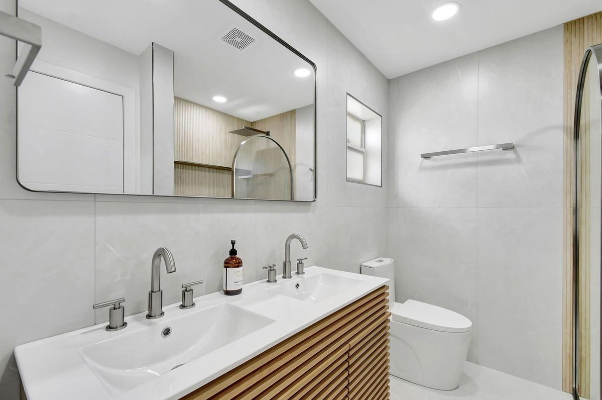 Bathroom, Dual Sink Vanities, Interior, Recessed Lighting