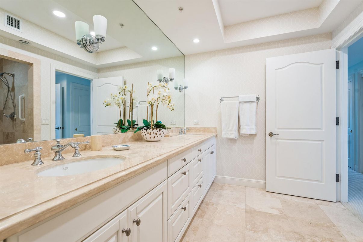 Bathroom, Dual Sink Vanities, Interior, Recessed Lighting