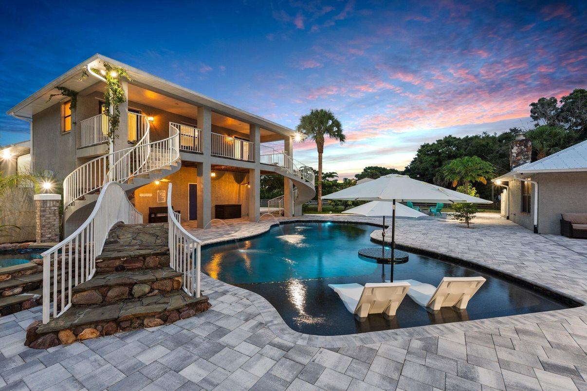 Exterior, Pool