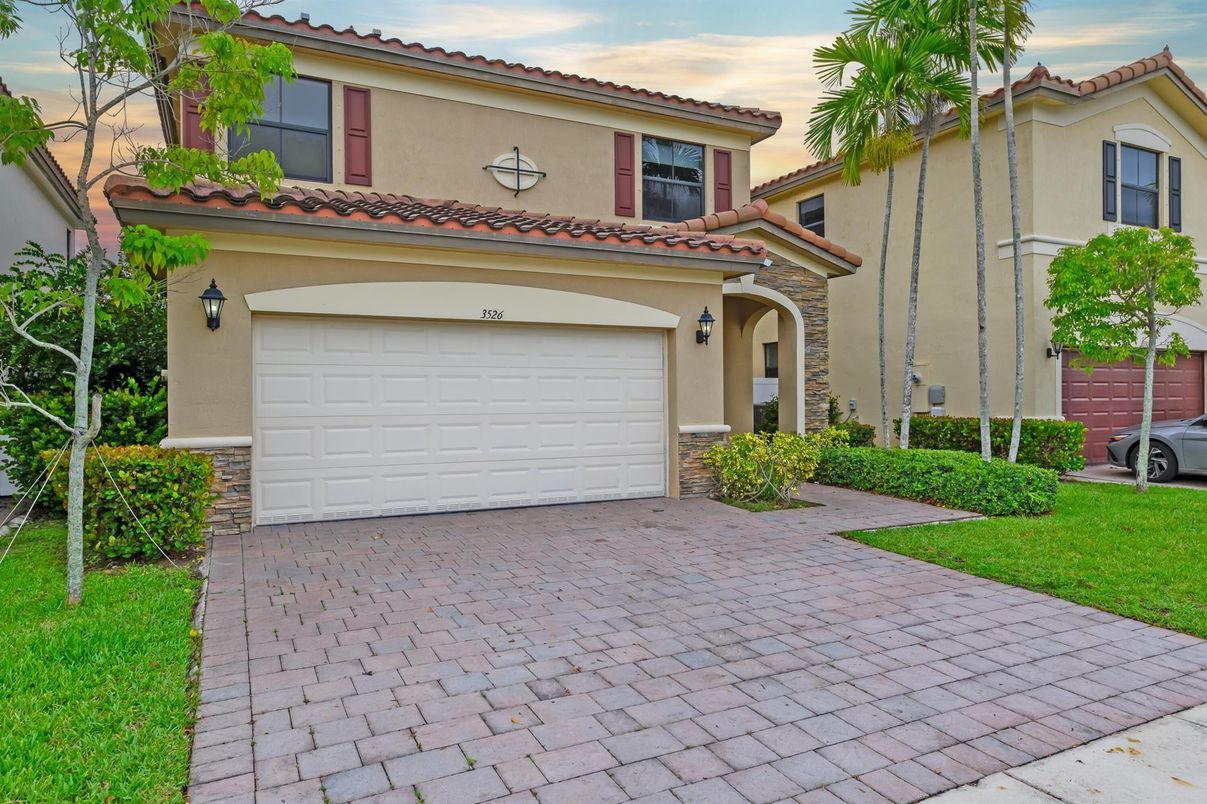 Attached, Exterior, Facade, Mediterranean