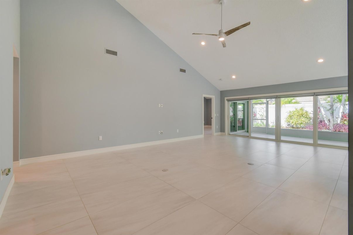 Empty room, Interior, Recessed Lighting
