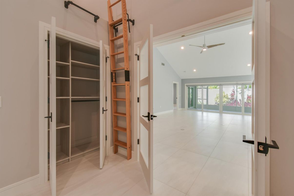 Empty room, Interior, Recessed Lighting
