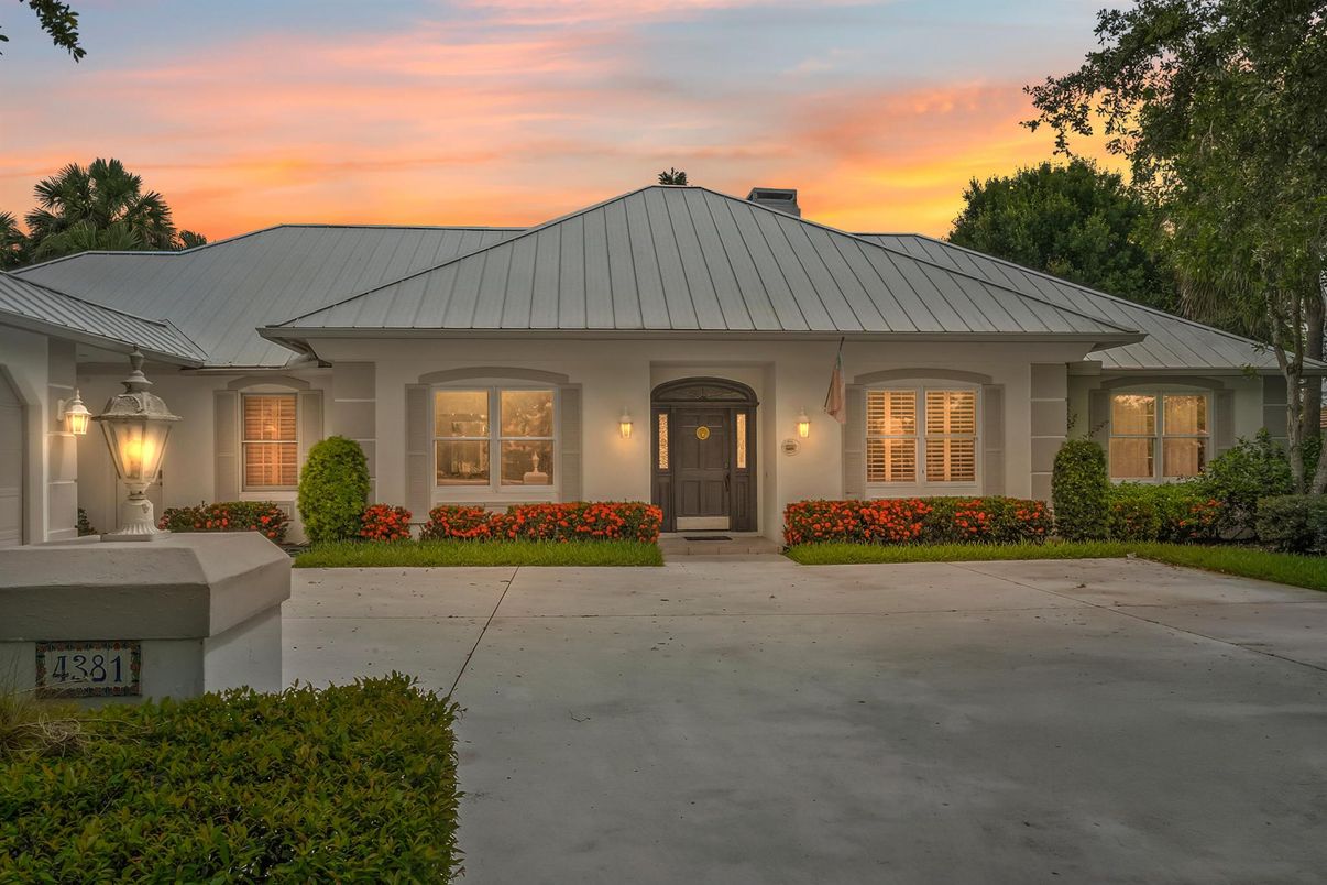 Exterior, Facade, Ranch