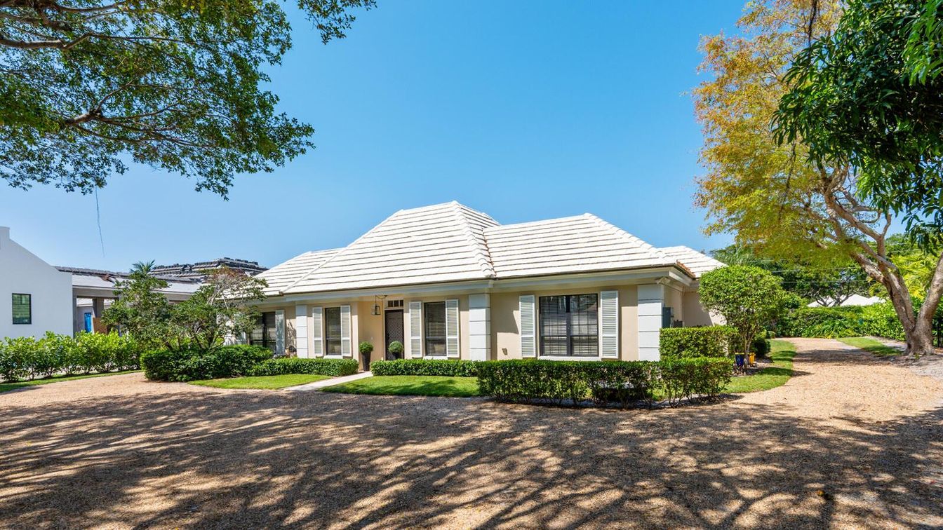Exterior, Facade, Ranch