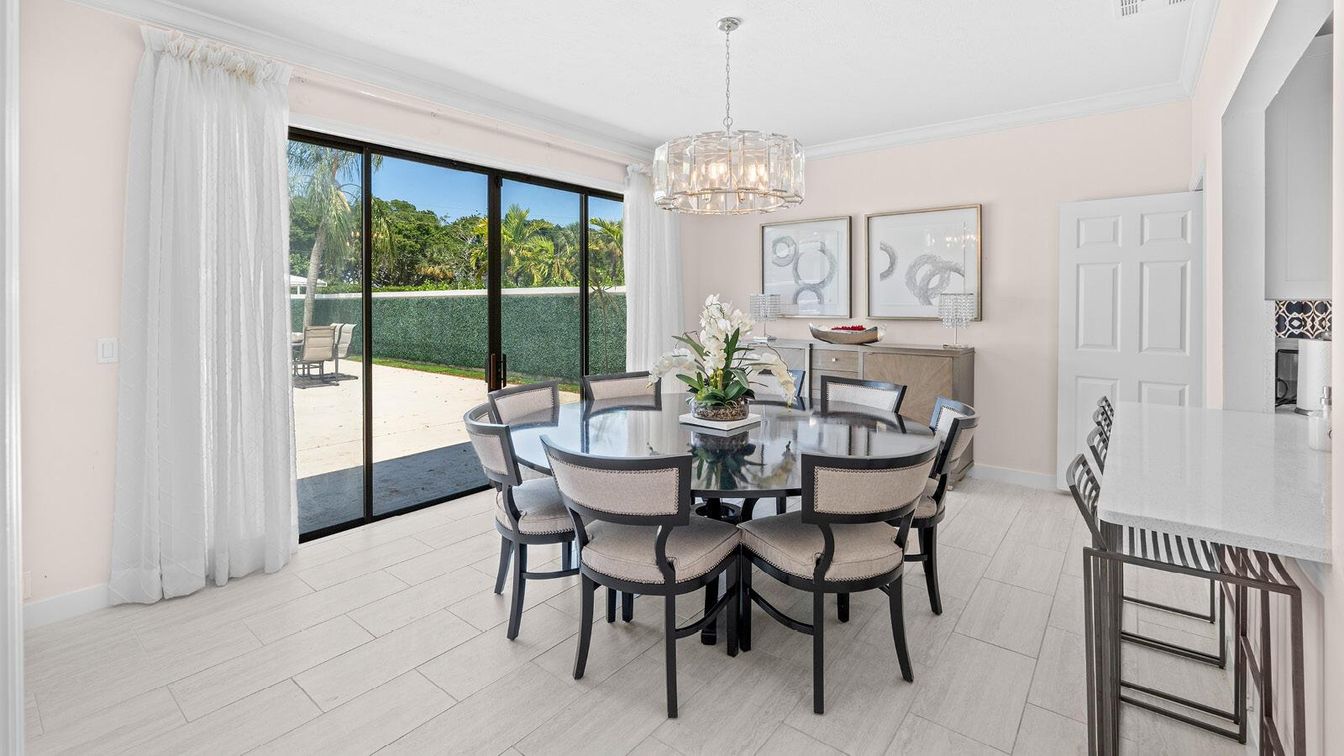 Chandelier, Dining room, Interior, Pendant Lights