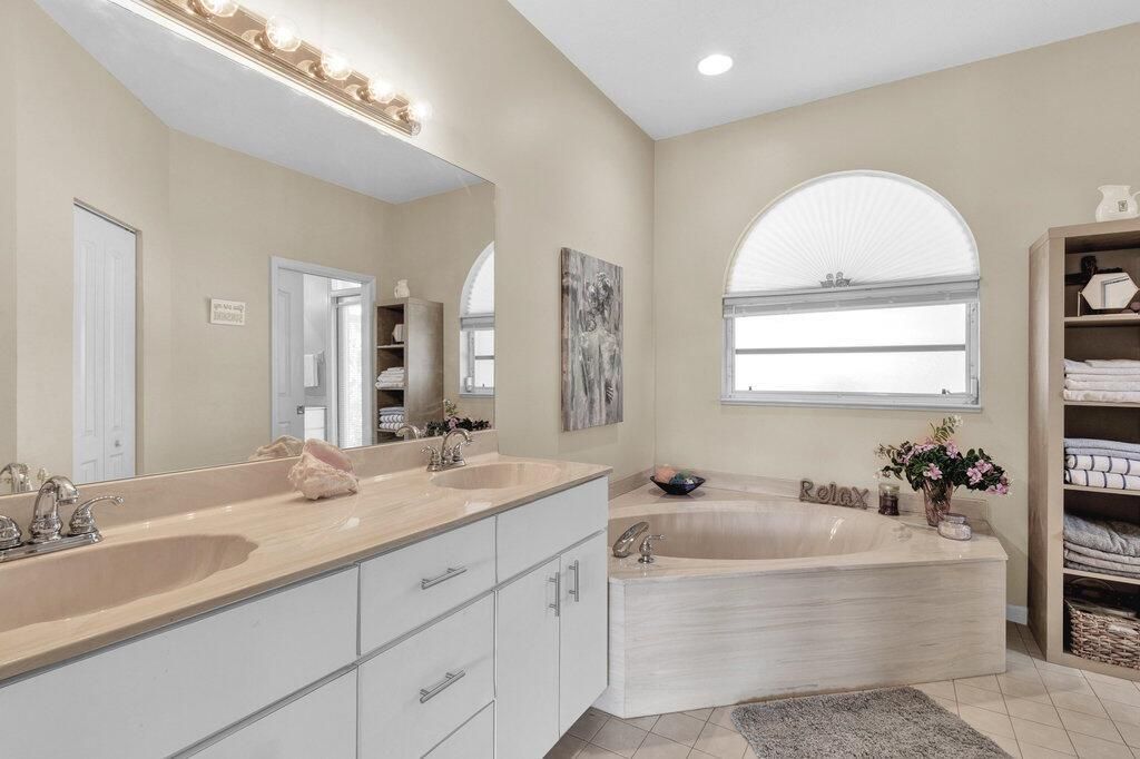Bathroom, Dual Sink Vanities, Interior, Recessed Lighting