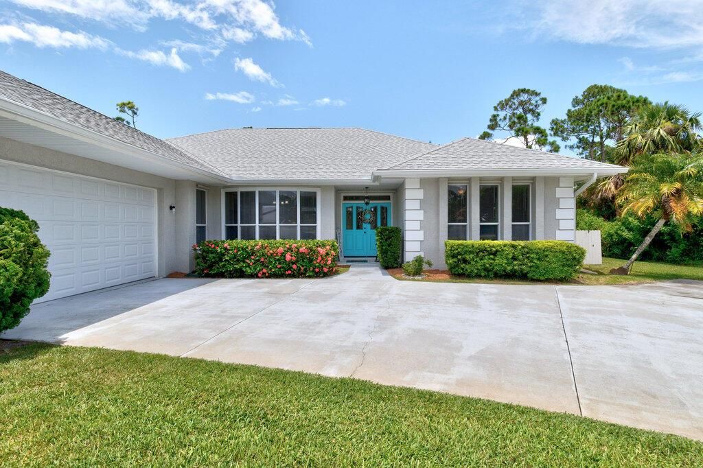 Attached, Exterior, Facade, Ranch