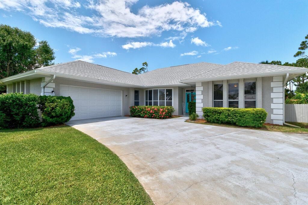 Attached, Exterior, Facade, Ranch