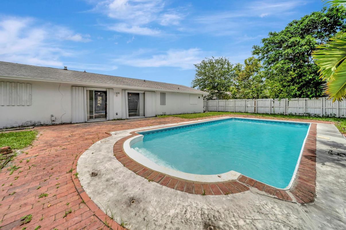 Exterior, Pool