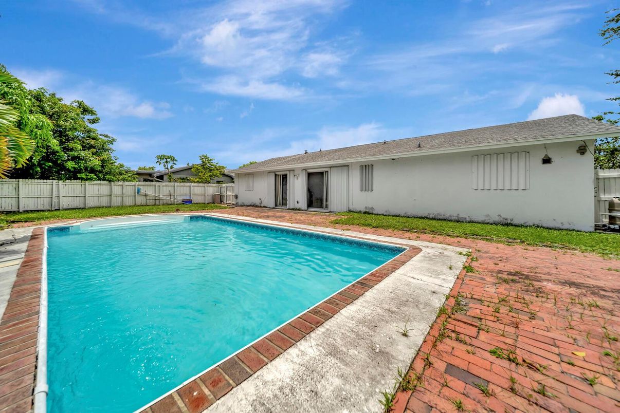 Exterior, Pool