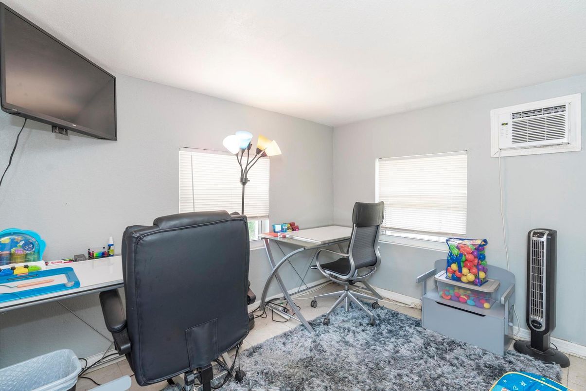 Home Office, Interior