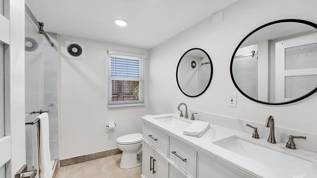 Bathroom, Dual Sink Vanities, Interior, Recessed Lighting