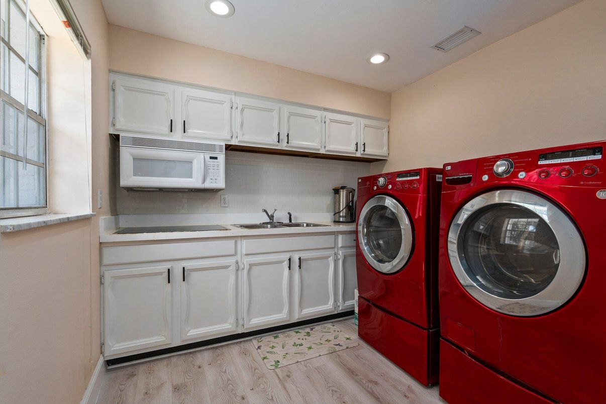 Interior, Recessed Lighting, Washer, Wood Texture Flooring