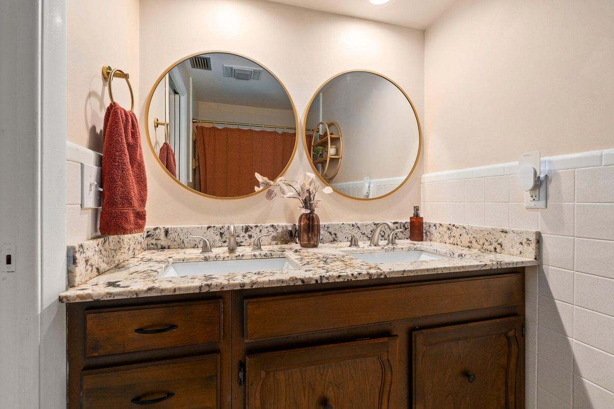 Bathroom, Dual Sink Vanities, Interior, Recessed Lighting