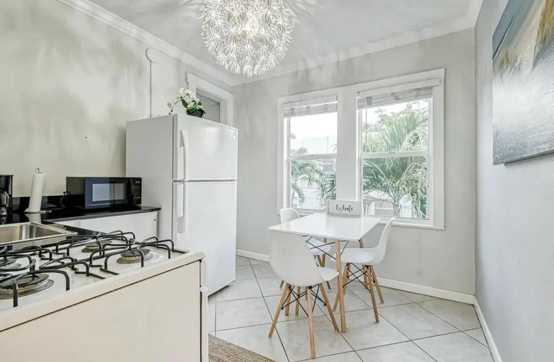 Chandelier, Dining room, Interior, Kitchen