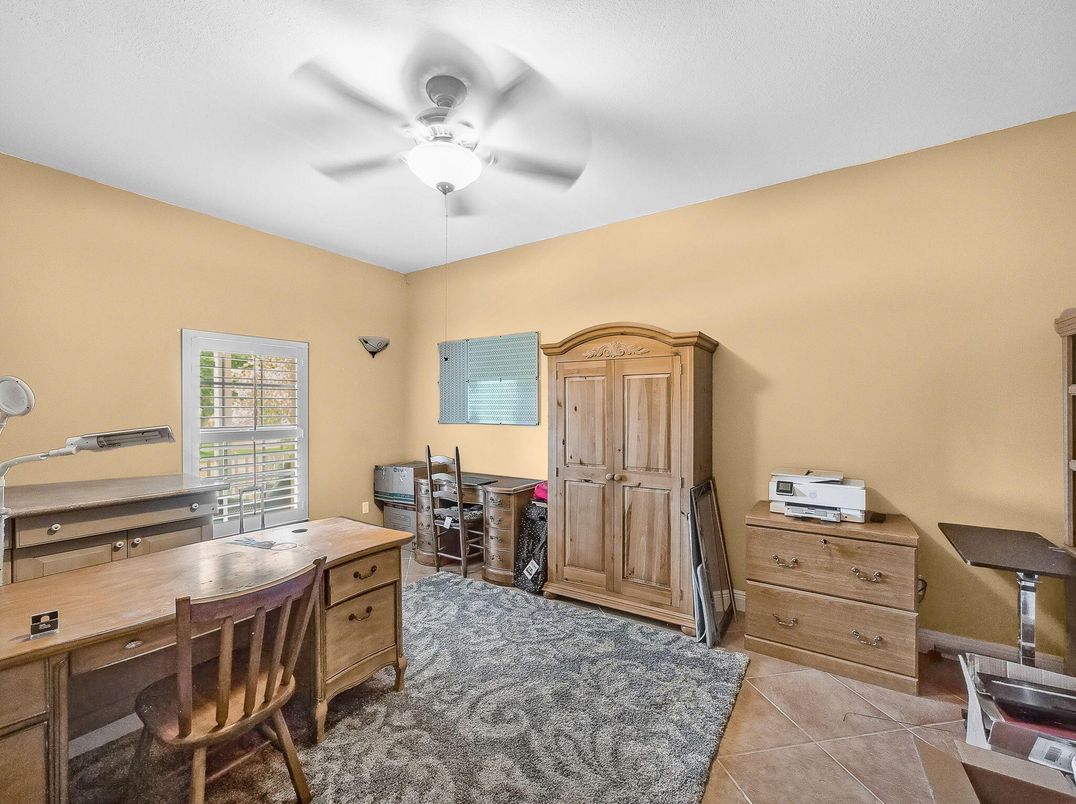 Home Office, Interior