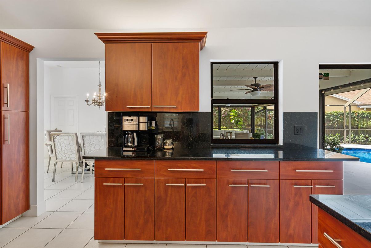 Chandelier, Dining room, Interior, Kitchen