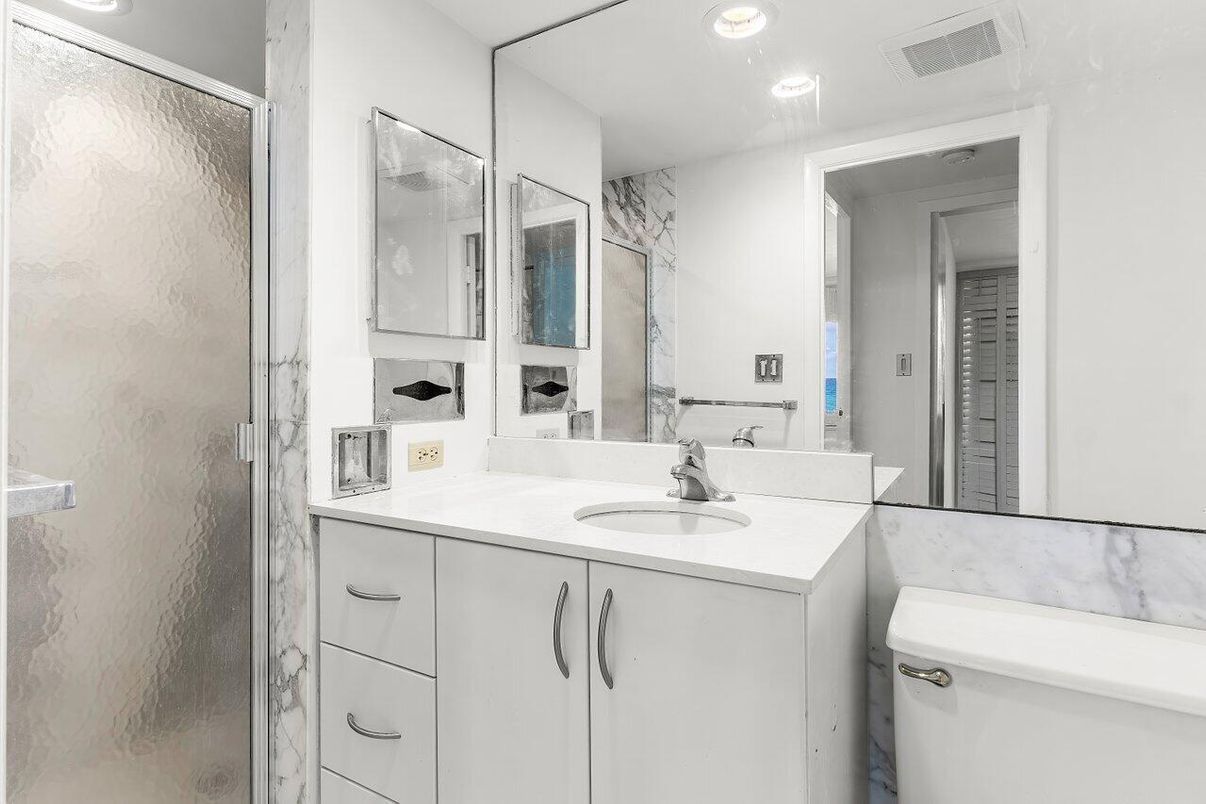 Bathroom, Interior, Recessed Lighting