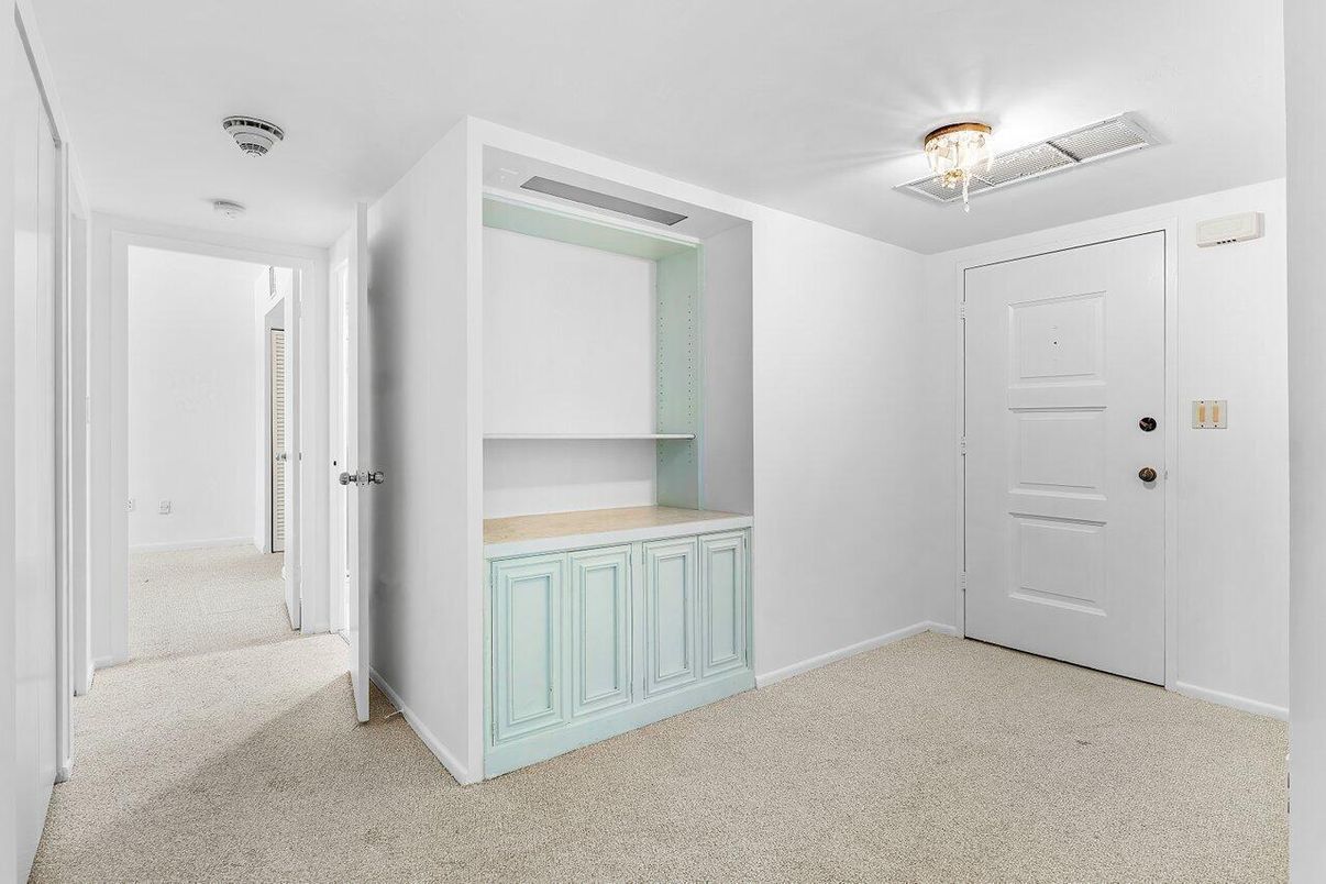 Empty room, Interior